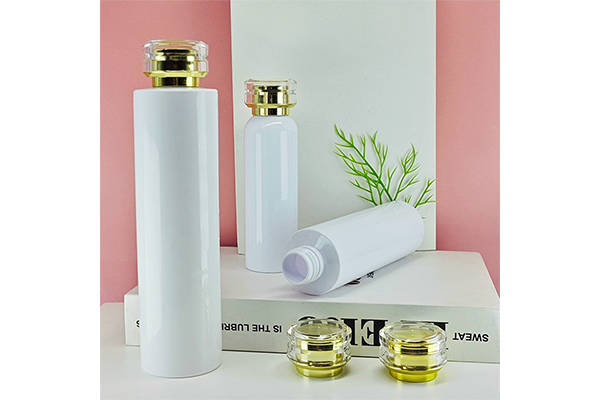 How does the gold combination cover cosmetics sub-bottle help beauty experts when traveling?
